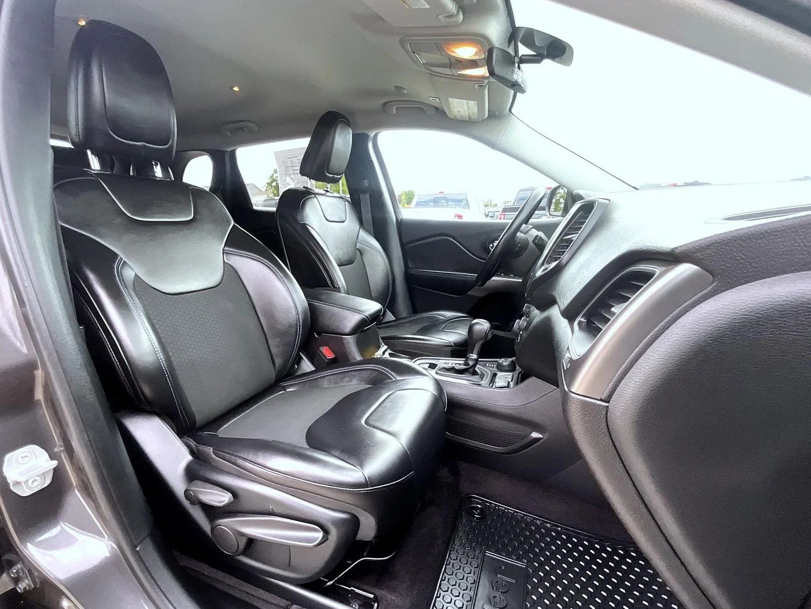 Used 2019 Gray Jeep Latitude Plus image 16