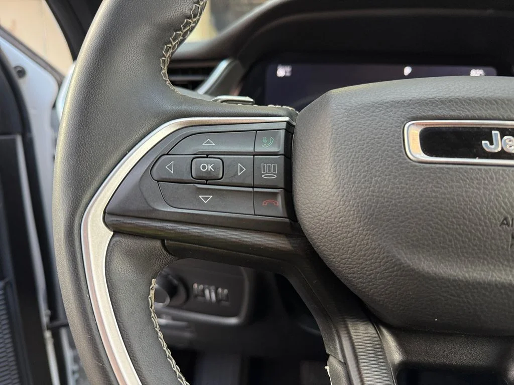 Used 2023 White Jeep Altitude image 24