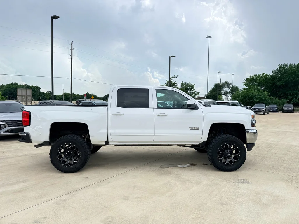 Used 2018 Summit White Chevrolet LT image 4