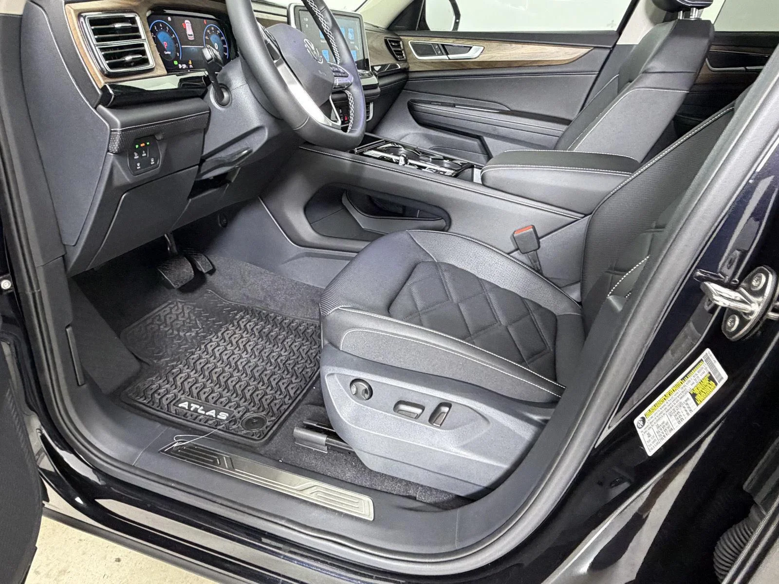 New 2026 Deep Black Pearl Volkswagen 2.0T SE w/Technology image 9