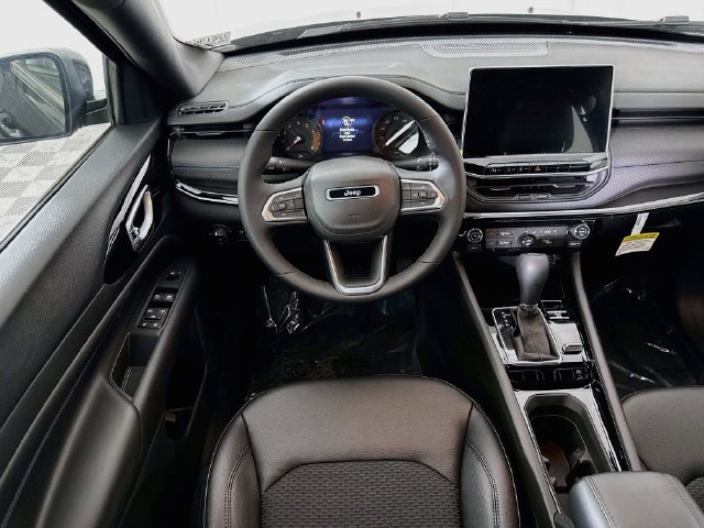 New 2026 Diamond Black Crystal Pearl-Coat Exterior Paint Jeep Latitude image 20