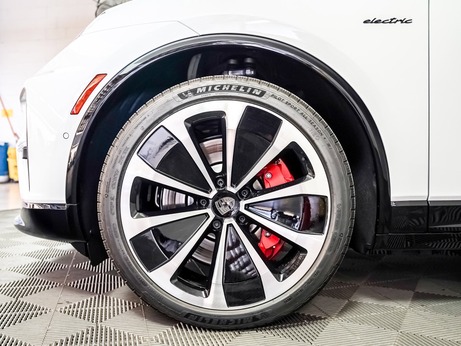 2025 Porsche Macan Turbo Electric - Photo 13