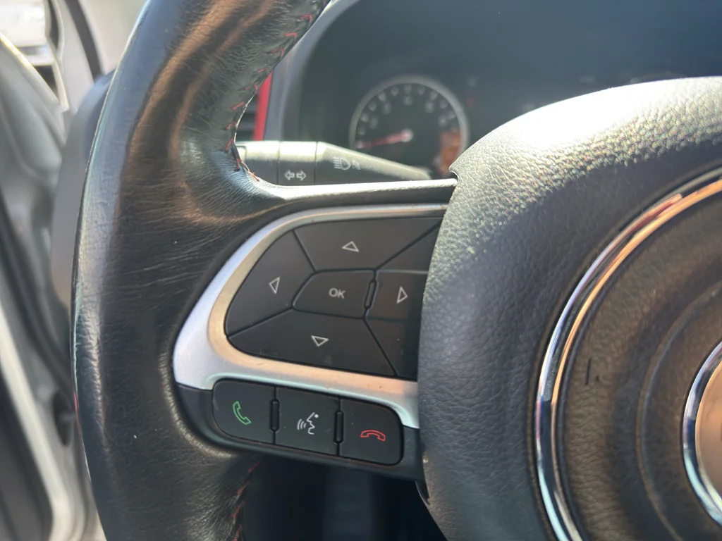 Used 2018 Glacier Metallic Jeep Trailhawk image 22