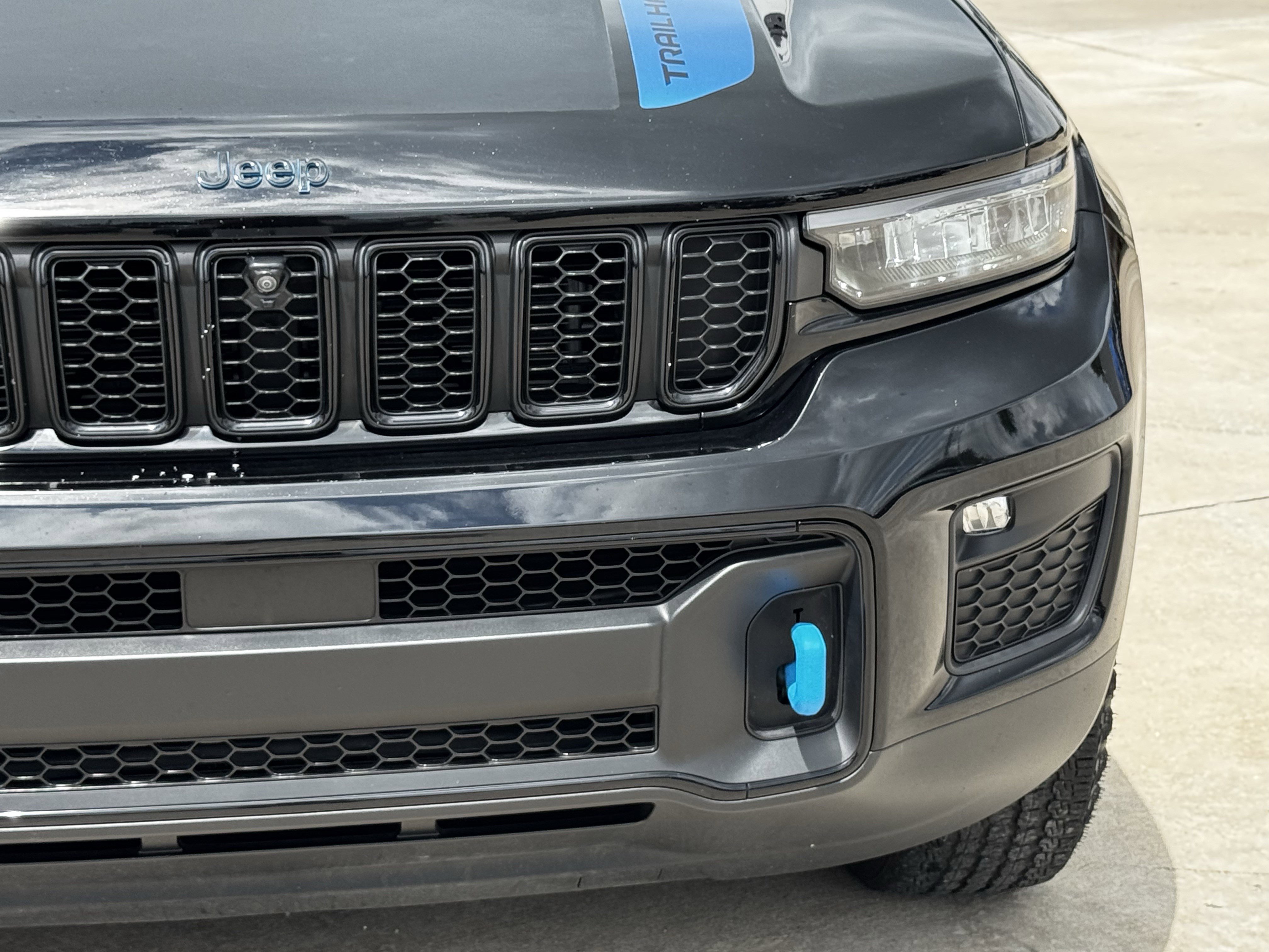 Used 2022 Diamond Black Crystal Pearlcoat Jeep Trailhawk image 4