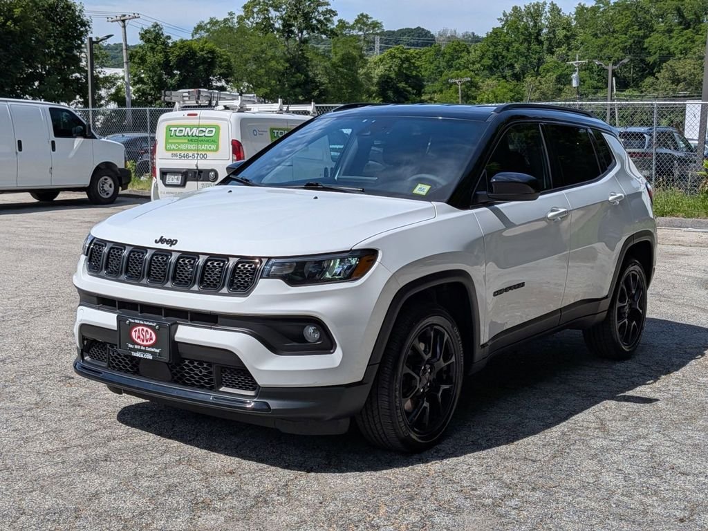 Used 2023 White Jeep Latitude image 9