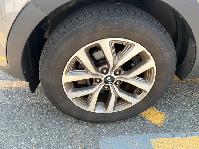 Used 2016 Mineral Silver Kia LX image 9