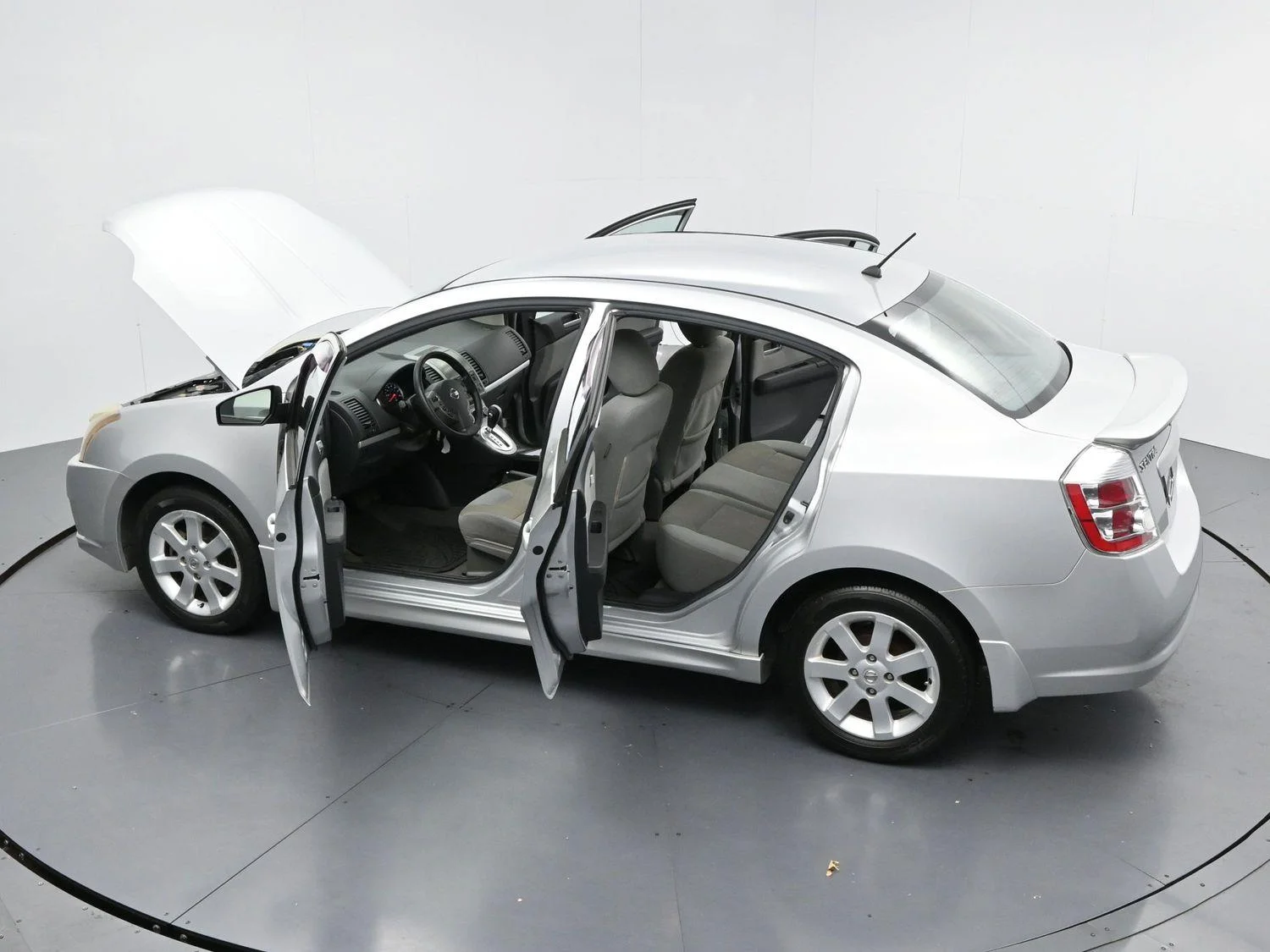 Used 2010 Brilliant Silver Metallic Nissan 2.0 SR image 31