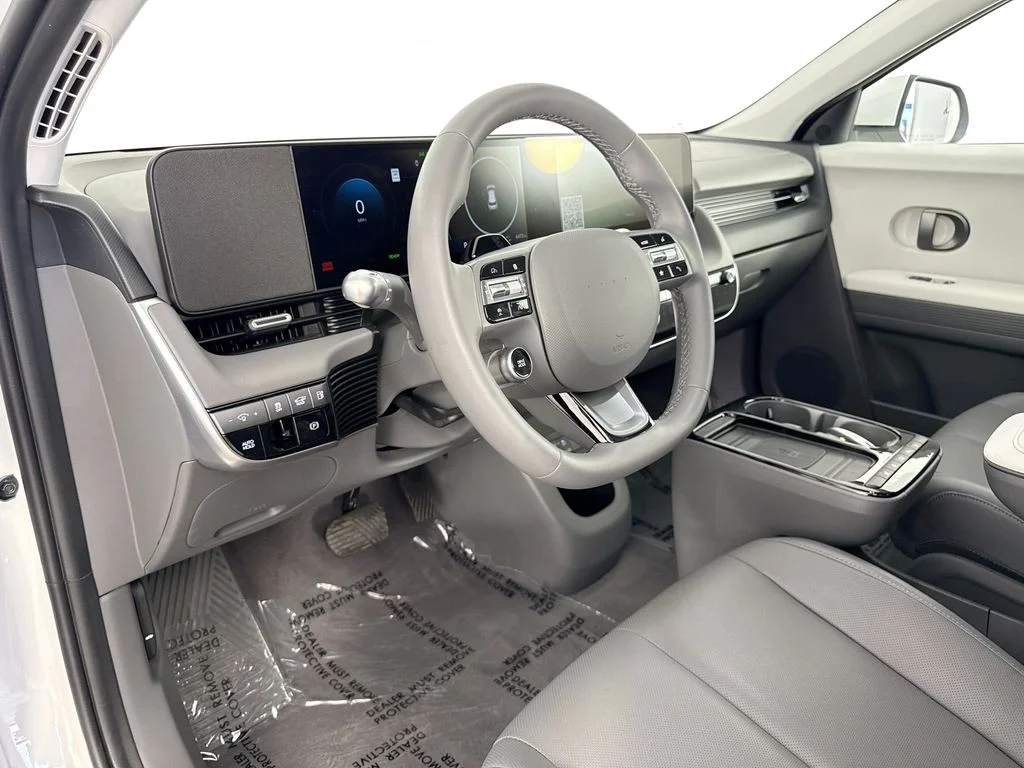 Used 2025 White Hyundai SEL image 9