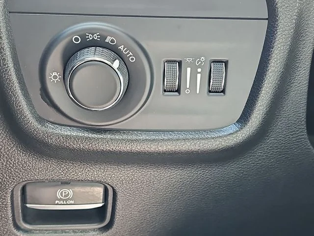 Used 2022 Black Jeep Altitude image 19