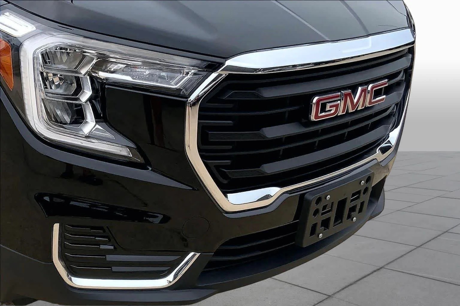 Certified Used 2024 Ebony Twilight Metallic GMC SLE image 29