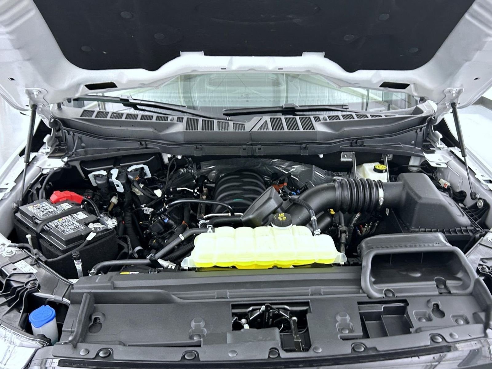 New 2026 Oxford White Ford Lariat image 25