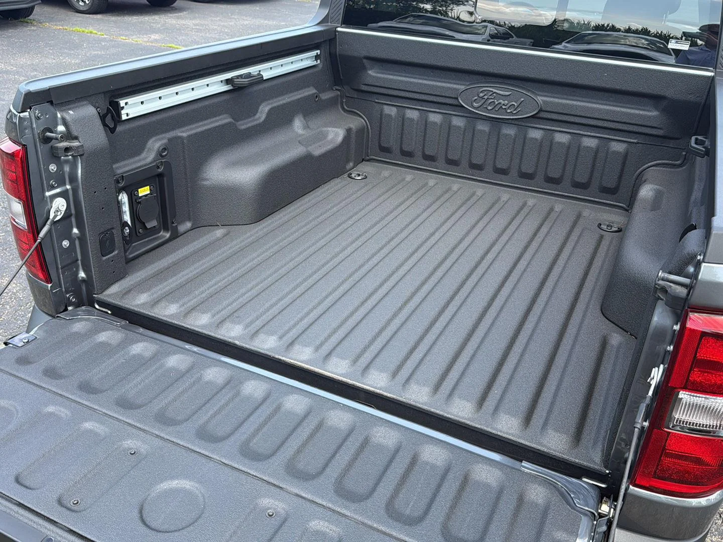 Used 2024 Carbonized Gray Metallic Ford LARIAT image 21