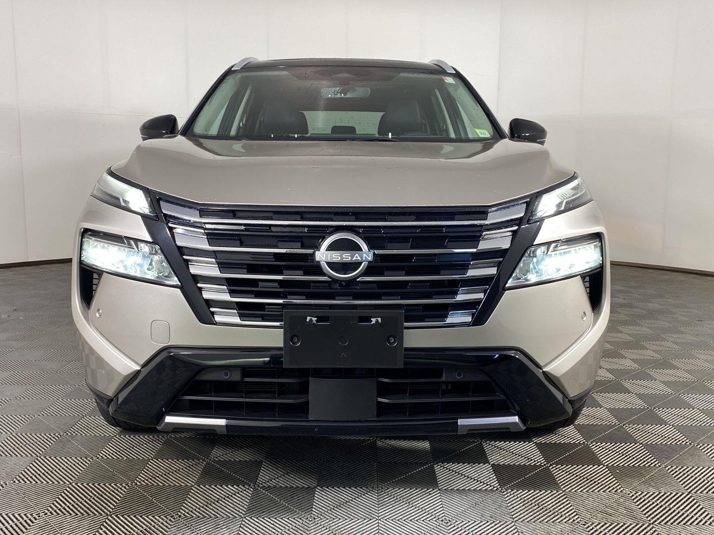 Used 2024 Champagne Silver Metallic/Super Black Nissan Platinum image 13