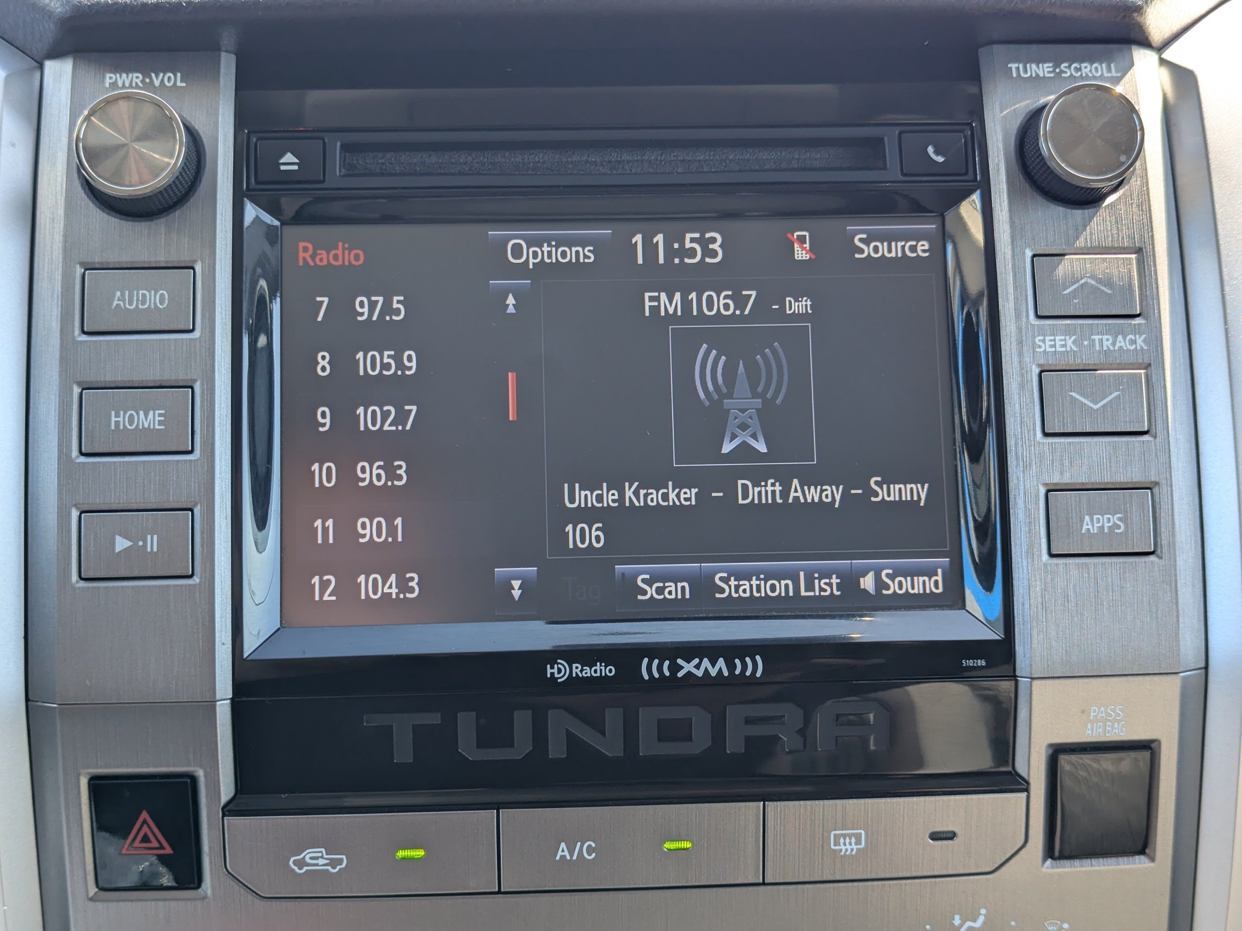 Used 2018 White Toyota SR5 image 22