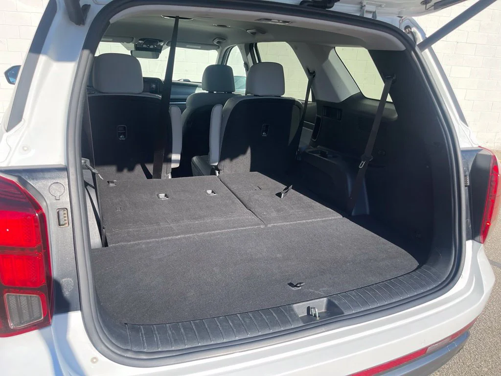 Used 2025 Hyper White Hyundai SEL image 8