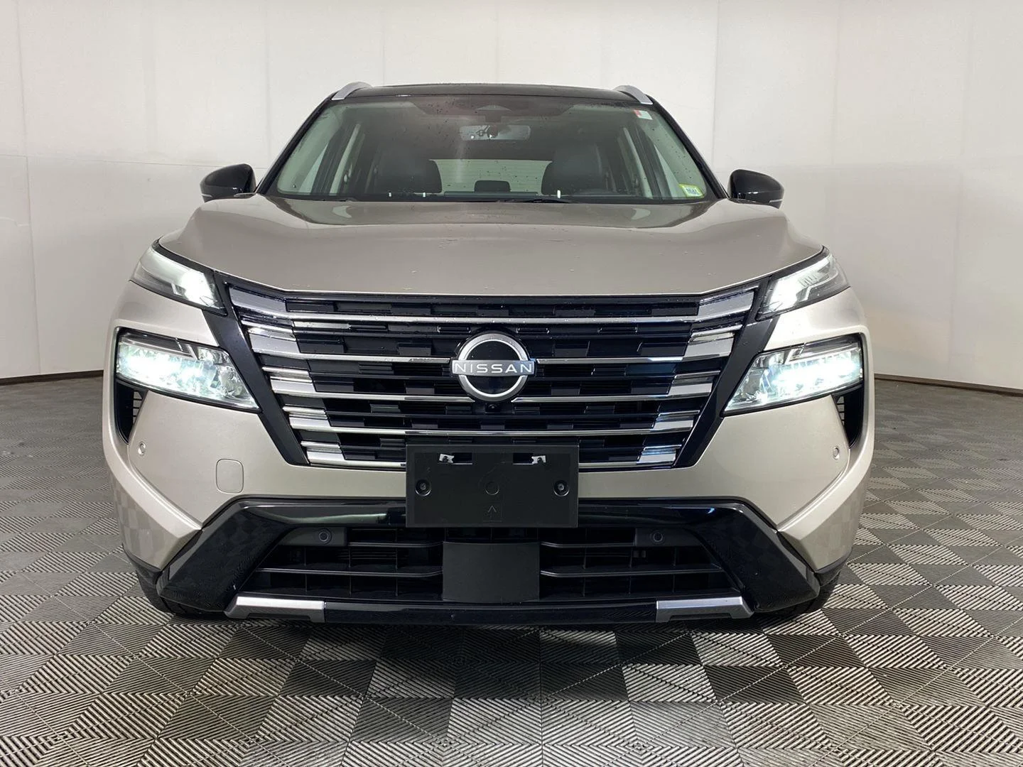 Used 2024 Champagne Silver Metallic/Super Black Nissan Platinum image 13