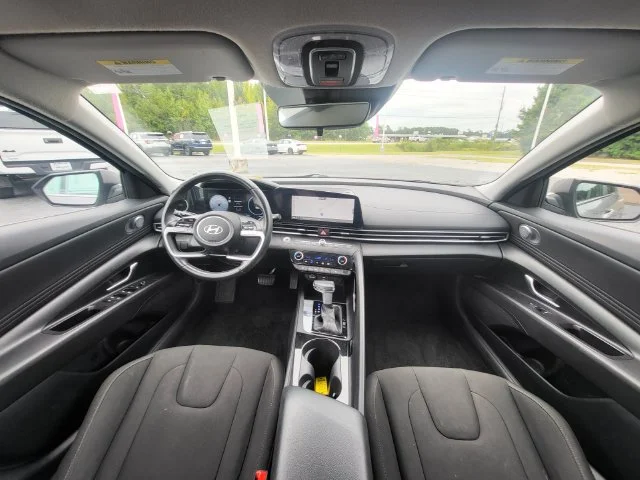 Used 2025 Silver Hyundai SEL Convenience image 13