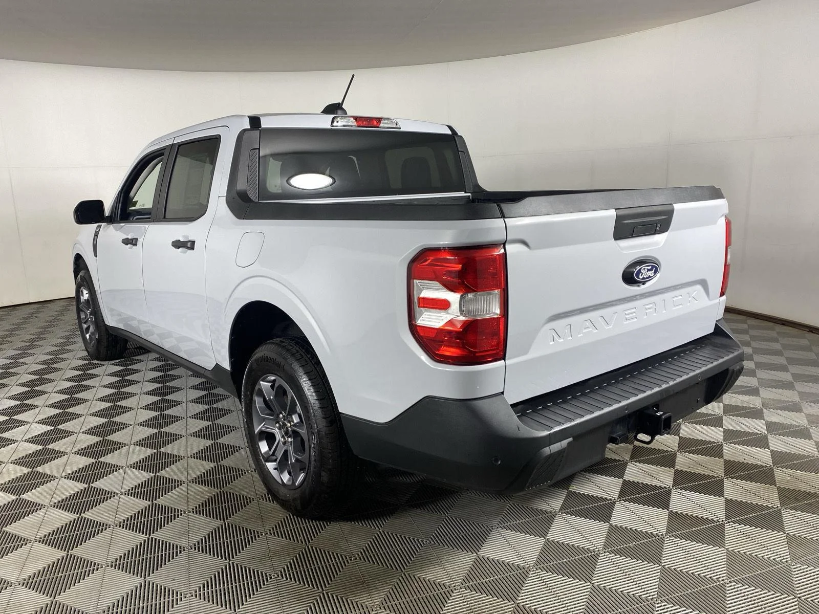 New 2025 White Metallic Ford XLT image 5