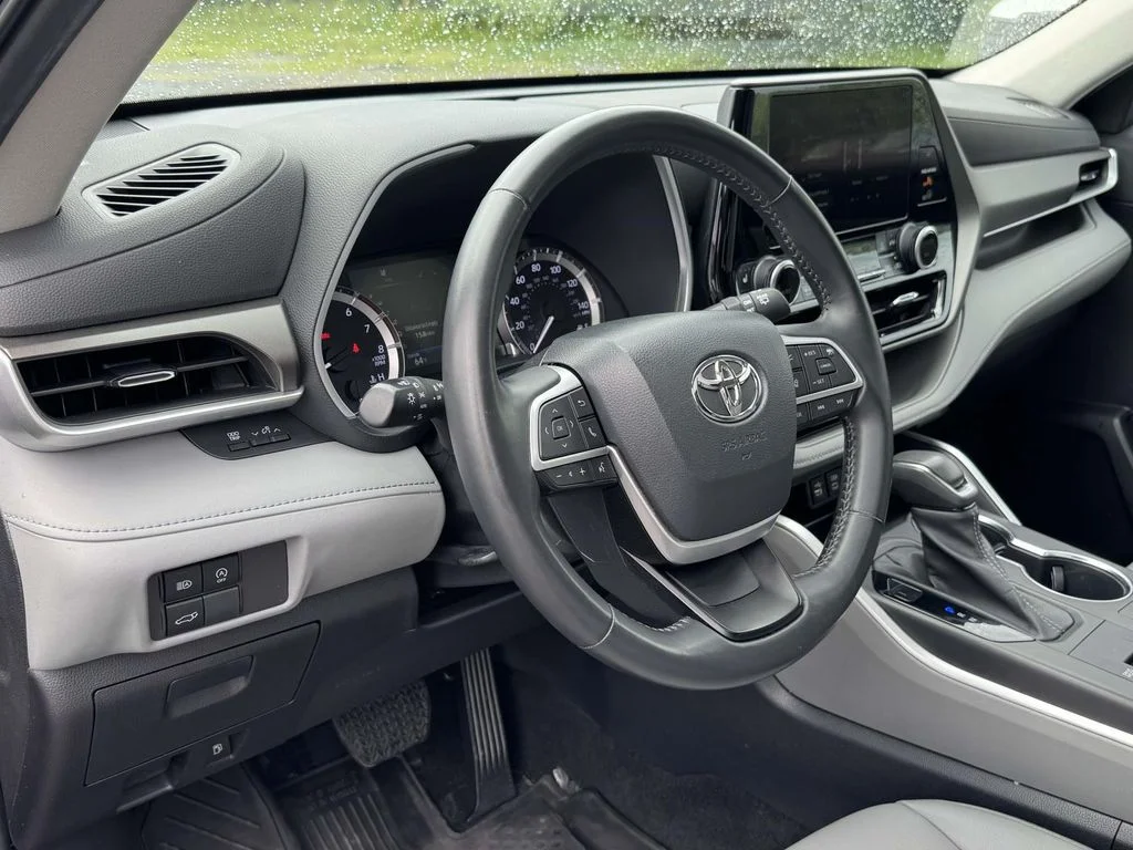 Used 2023  Toyota XLE image 2