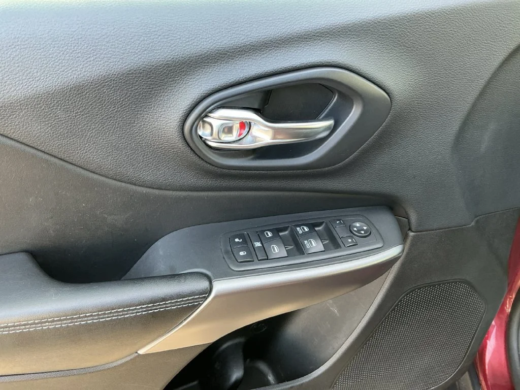 Used 2019 Red Jeep Latitude Plus image 14