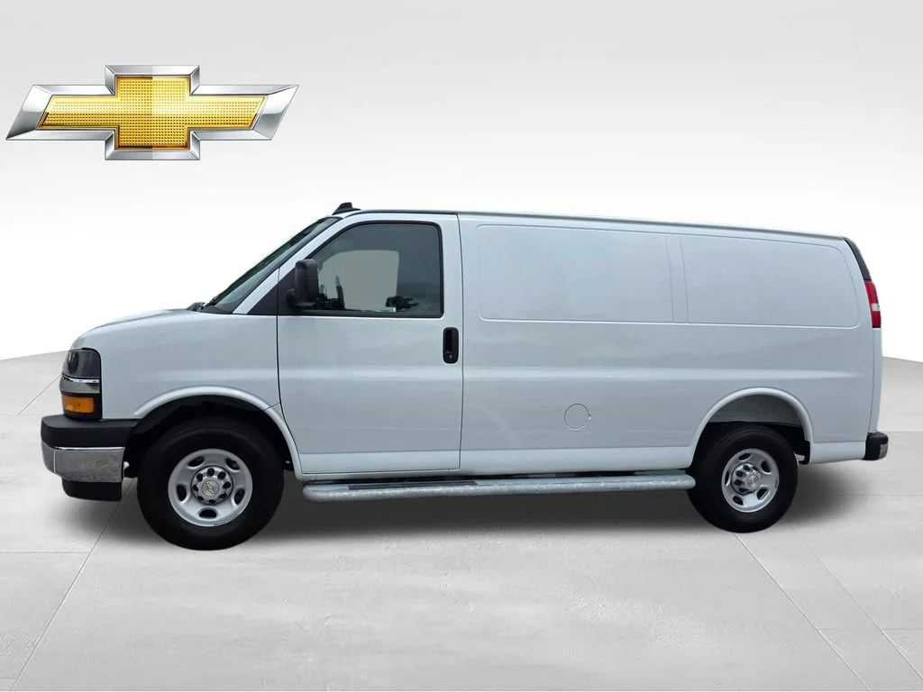 Used 2025 Summit White Chevrolet WT image 3