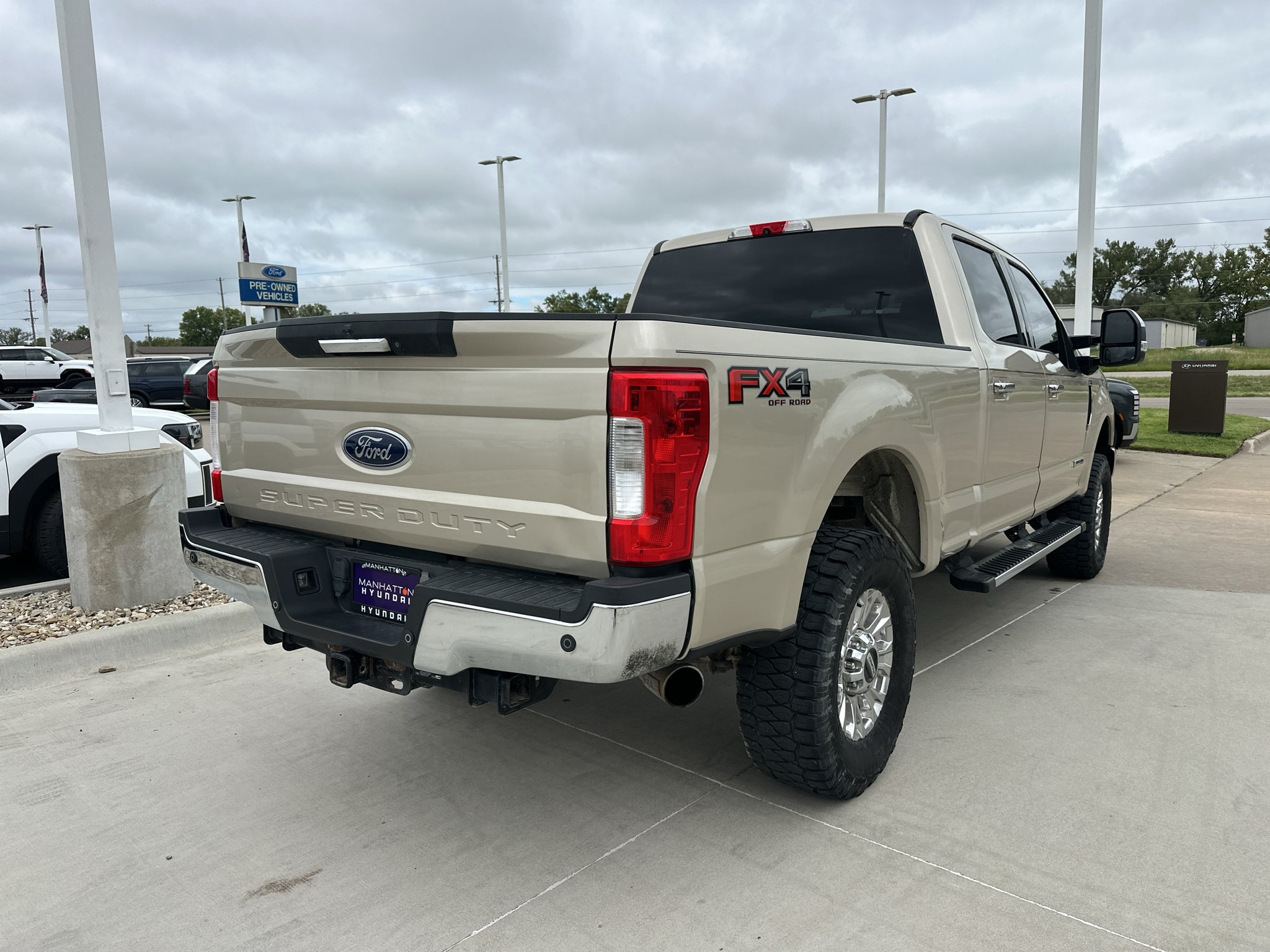 Used 2017 White Gold Metallic Ford XLT image 11