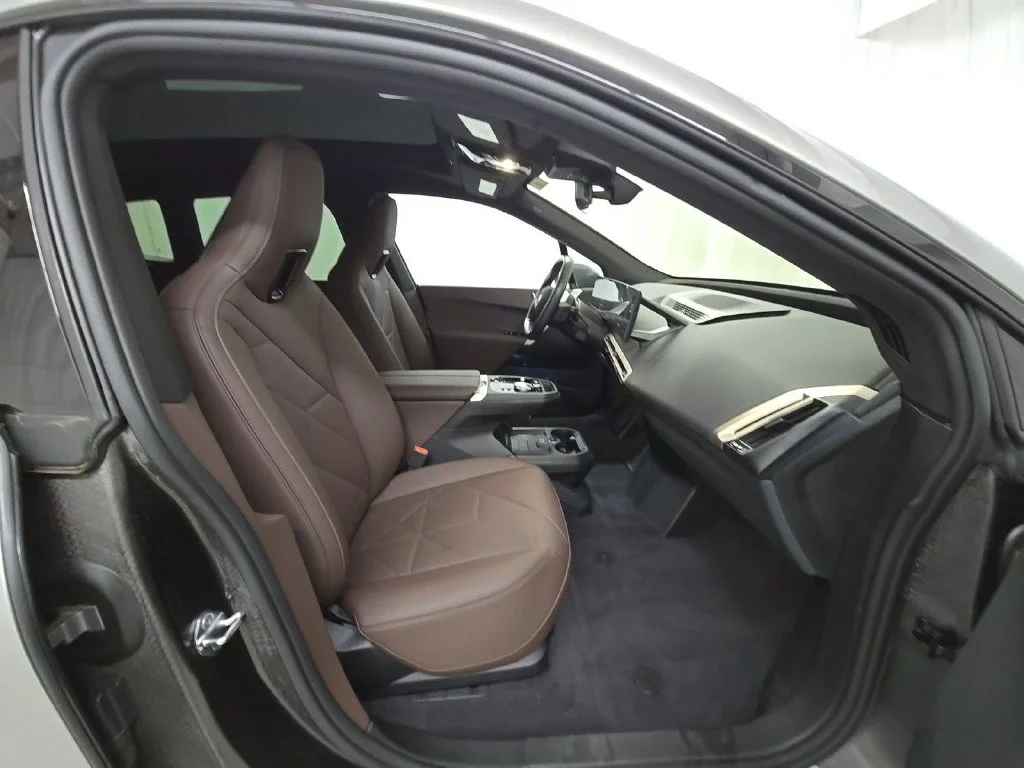 Used 2024 Gray BMW xDrive50 image 8
