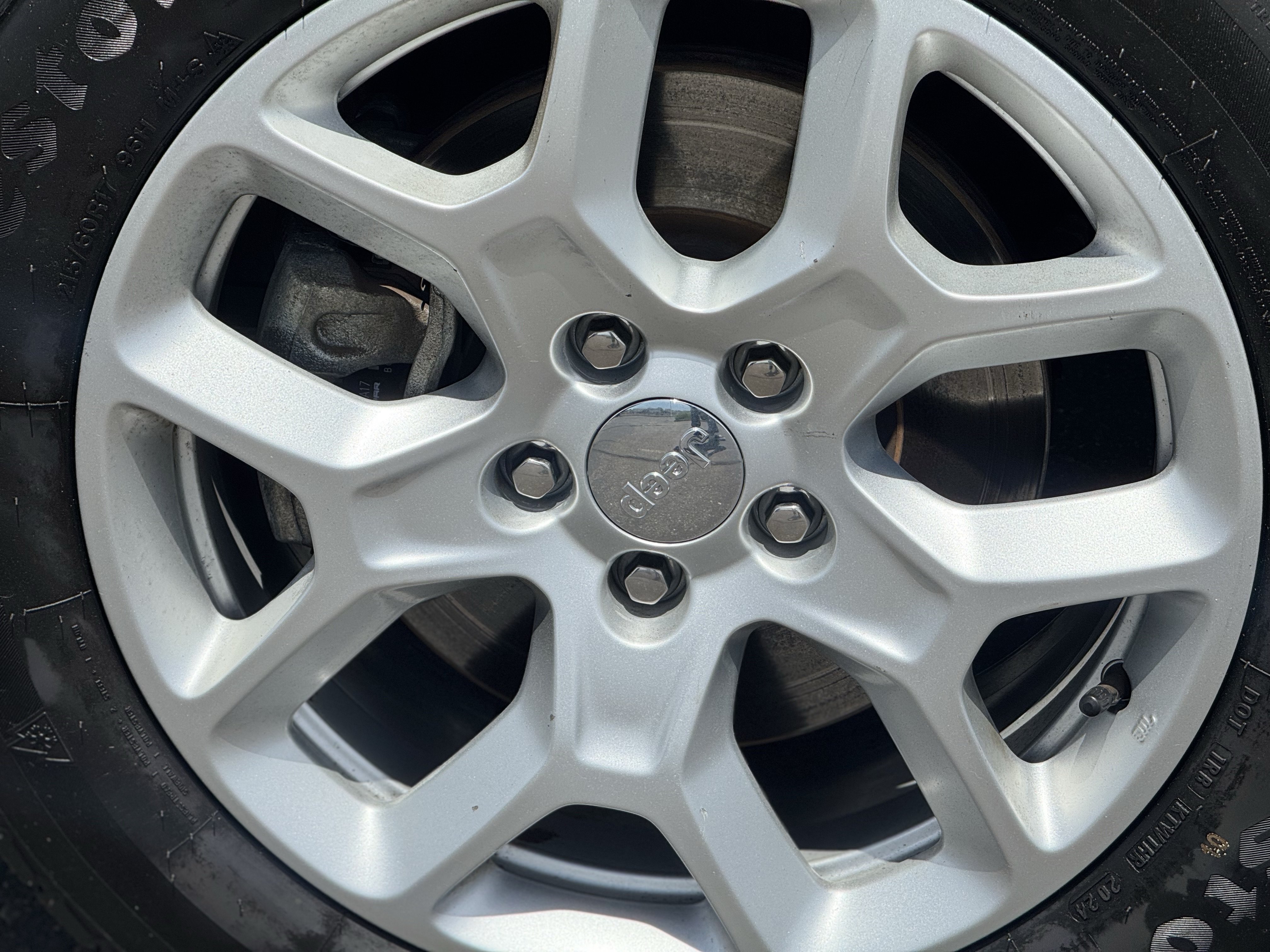Used 2017 Gray Jeep Latitude 4x4 image 8