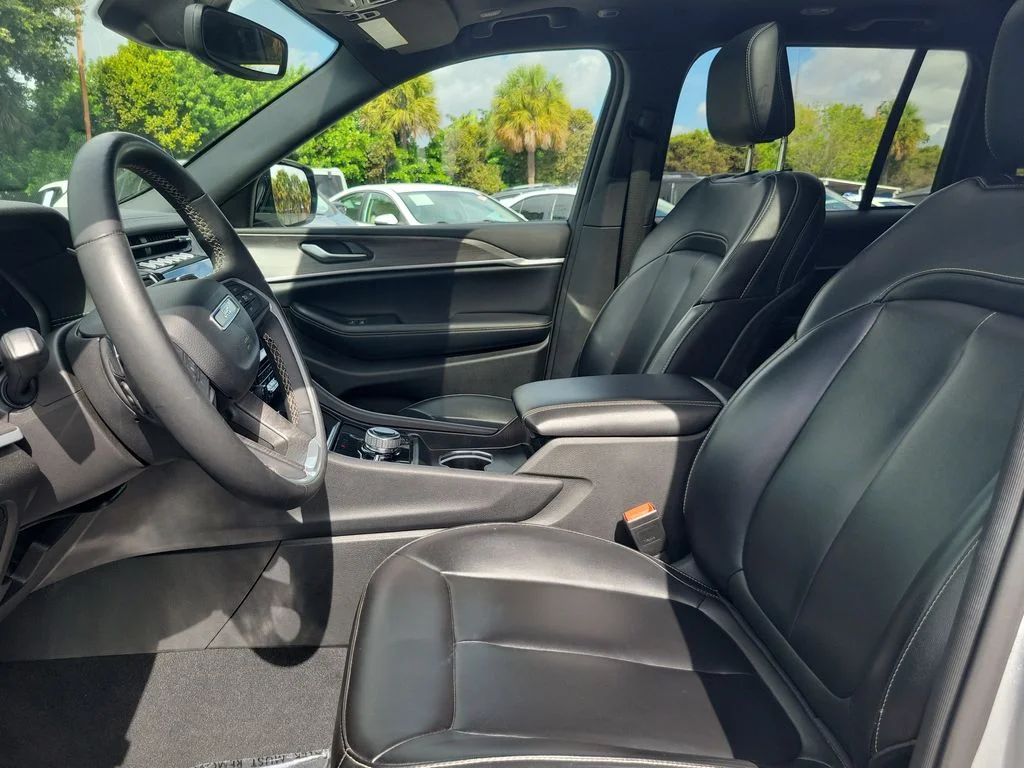 Used 2024 Silver Jeep 4xe image 26