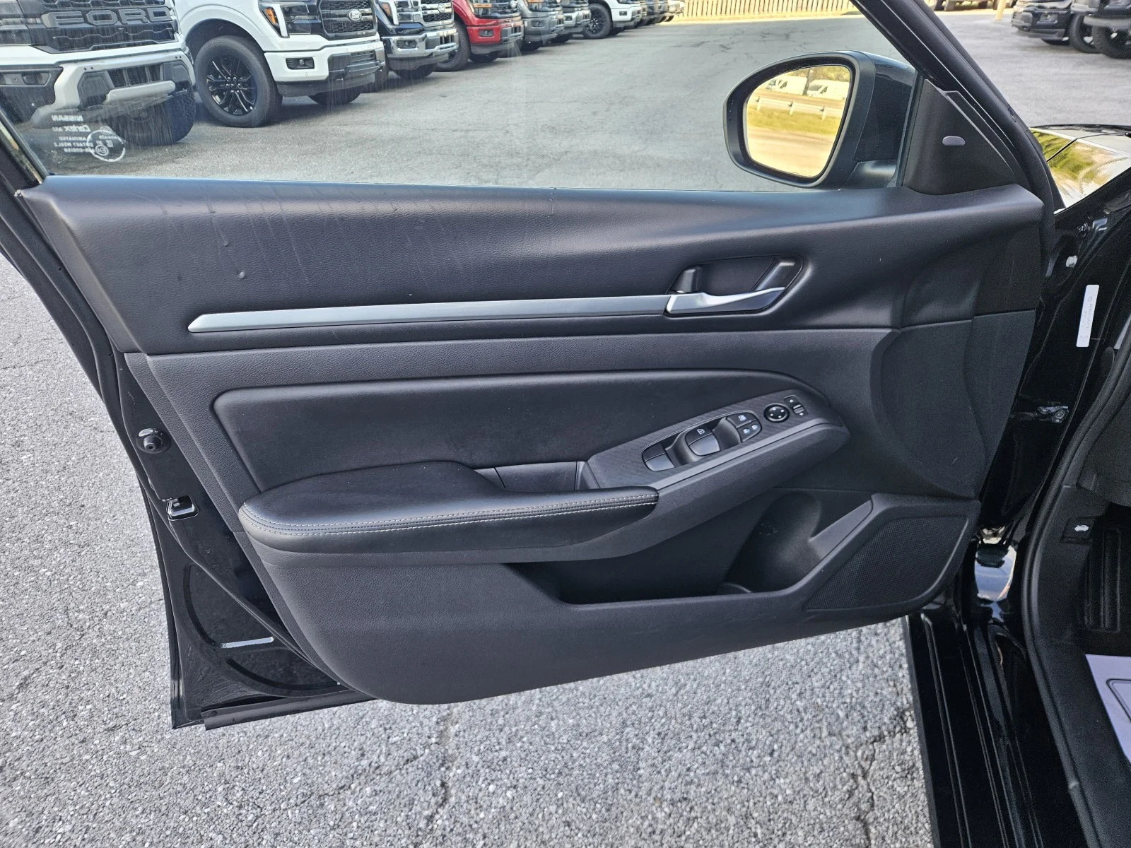 Used 2022 Super Black Nissan 2.5 SV FWD image 14