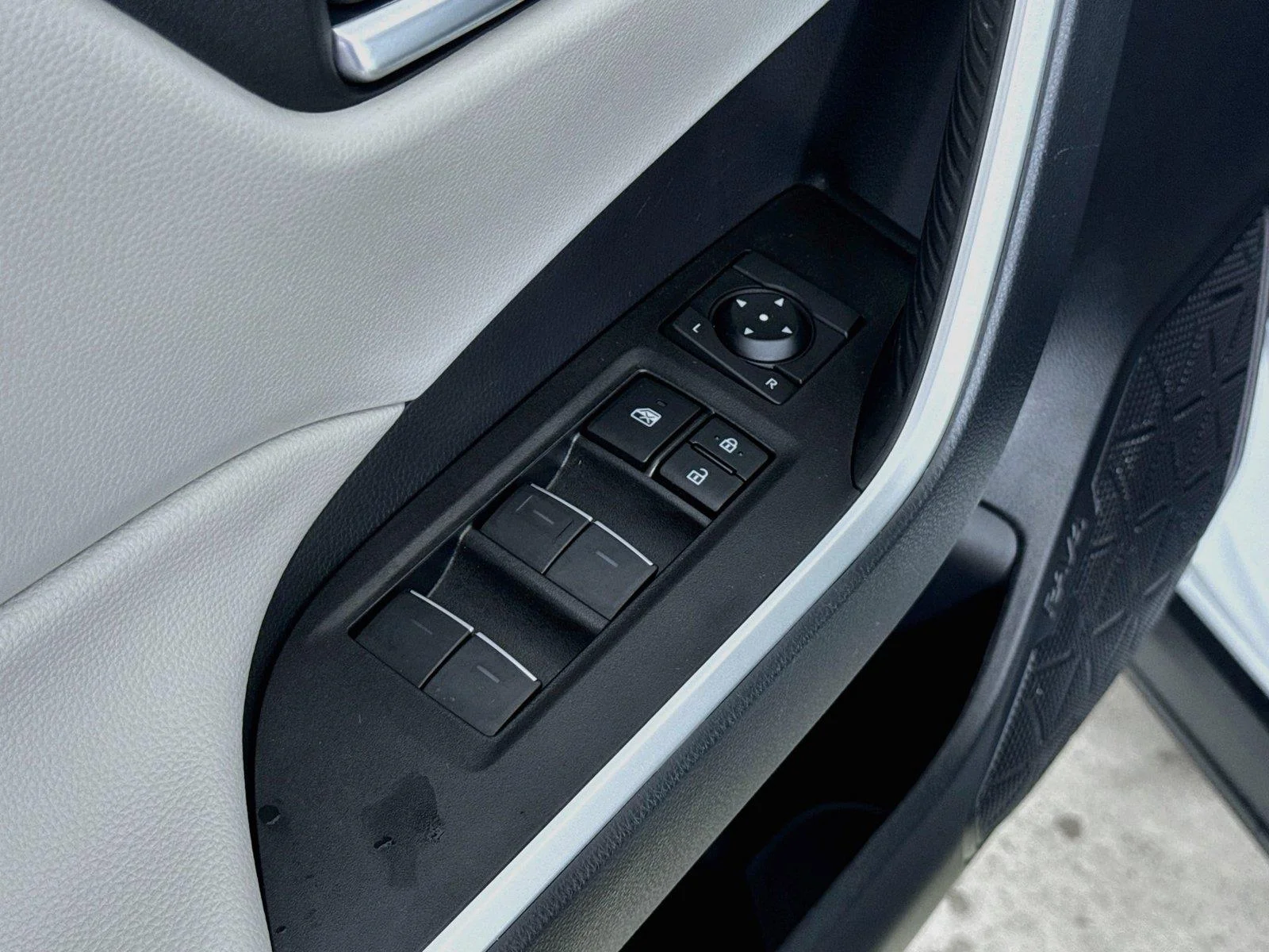 Used 2025 Wind Chill Pearl Toyota XLE Premium image 18