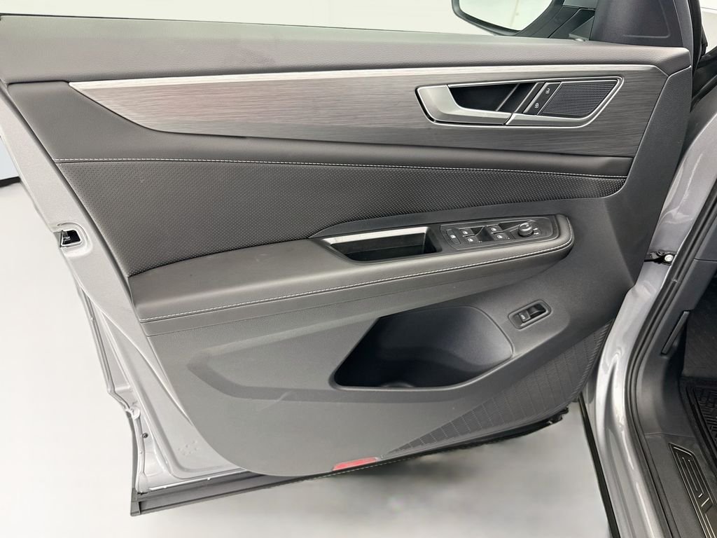 New 2026 Silver Mist Metallic Volkswagen SE w/Technology image 23