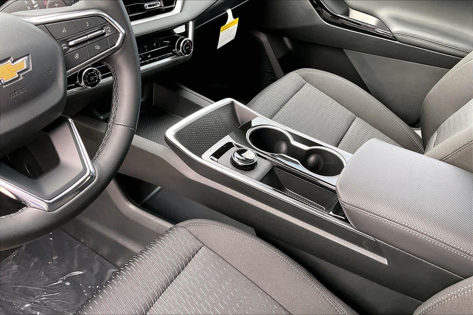 2027 Chevrolet Equinox LT - Photo 8