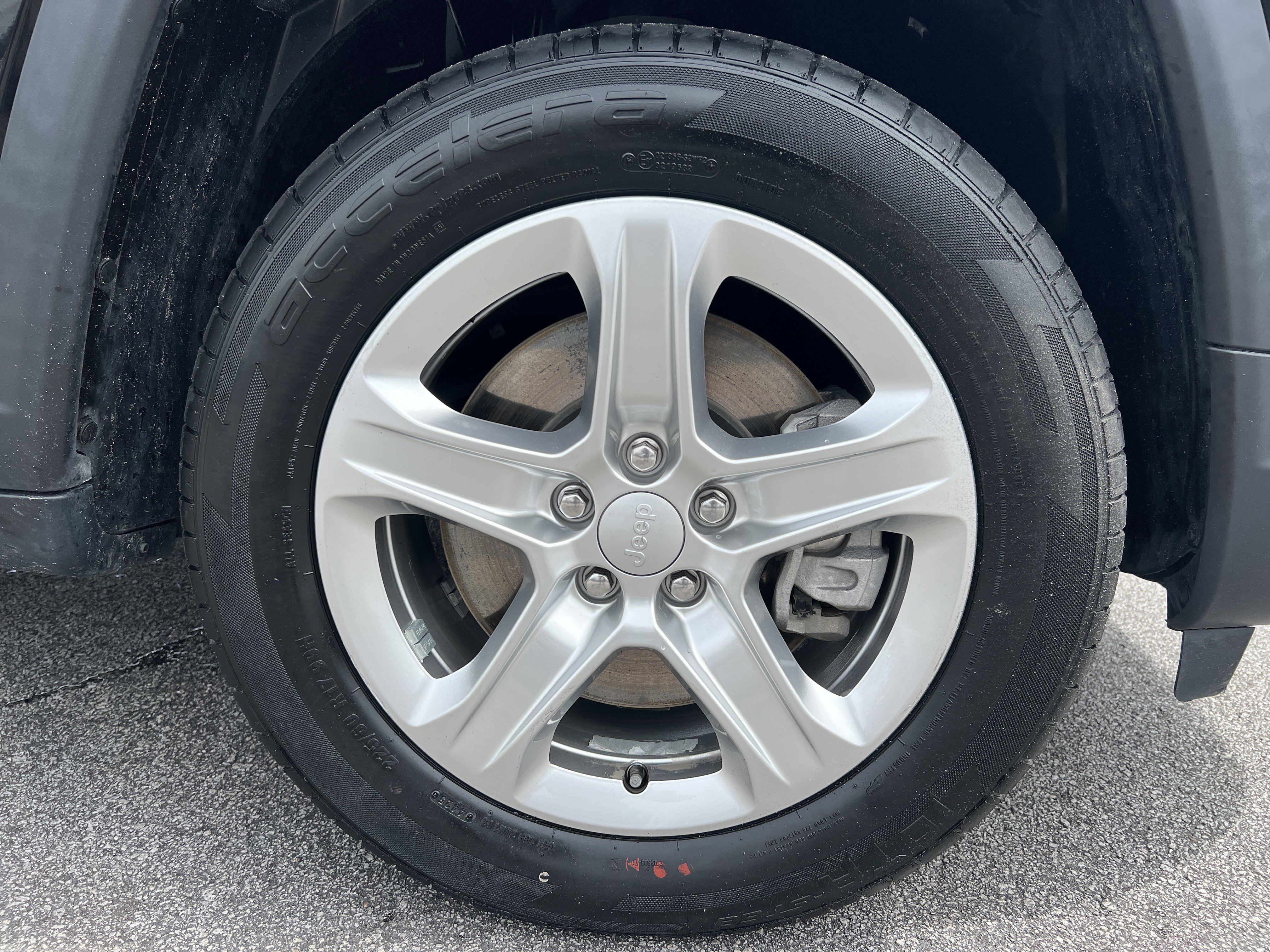 Used 2023 Diamond Black Crystal Pearlcoat Jeep Sport image 13