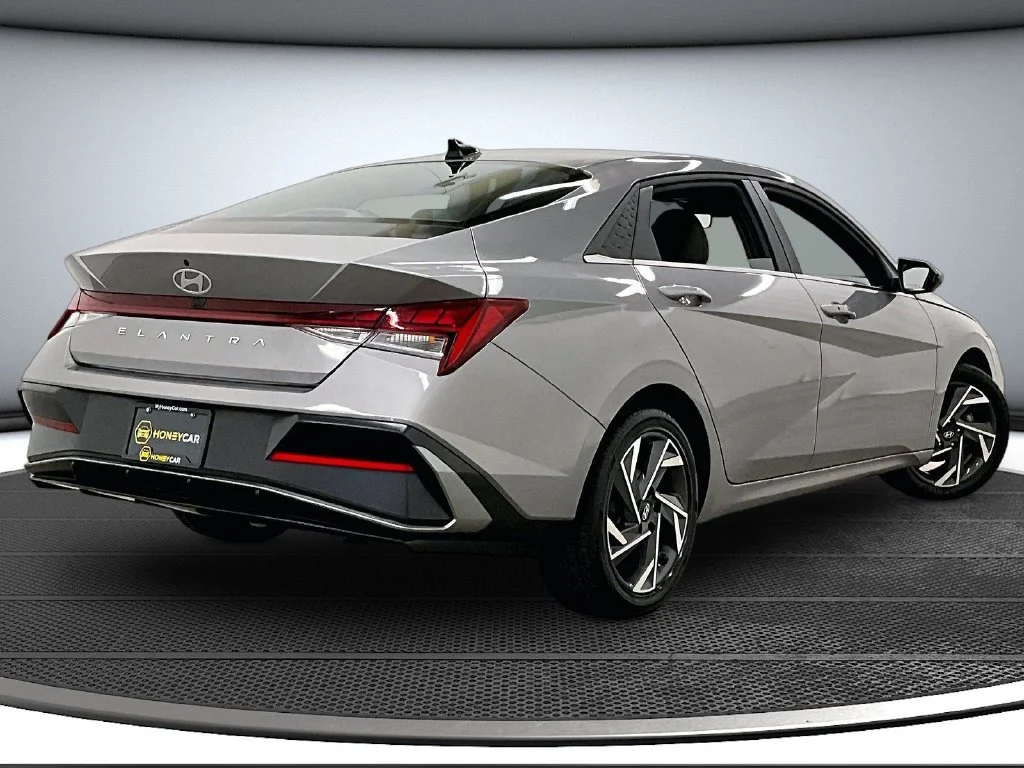 Used 2025 Silver Hyundai SEL Convenience image 6