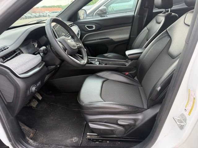 Used 2024 White Jeep Latitude image 4