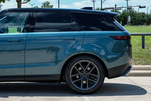 New 2026 Giola Green Metallic Land Rover SE image 17