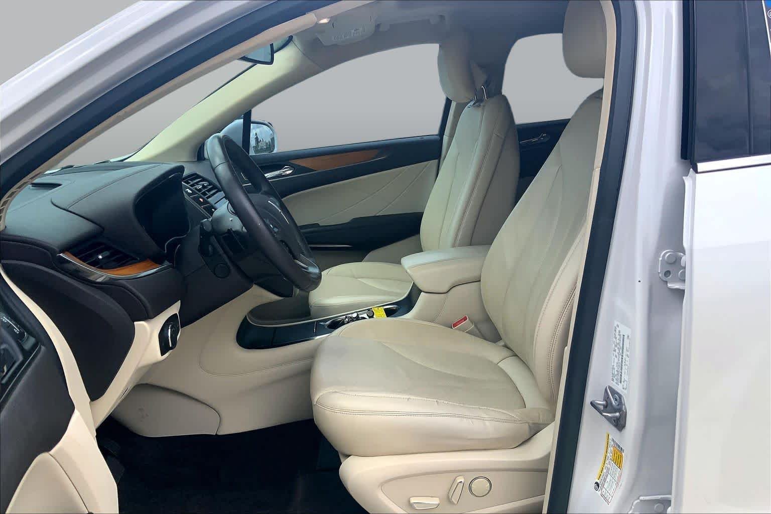 Used 2016 White Platinum Metallic Tri-Coat Lincoln Reserve image 8