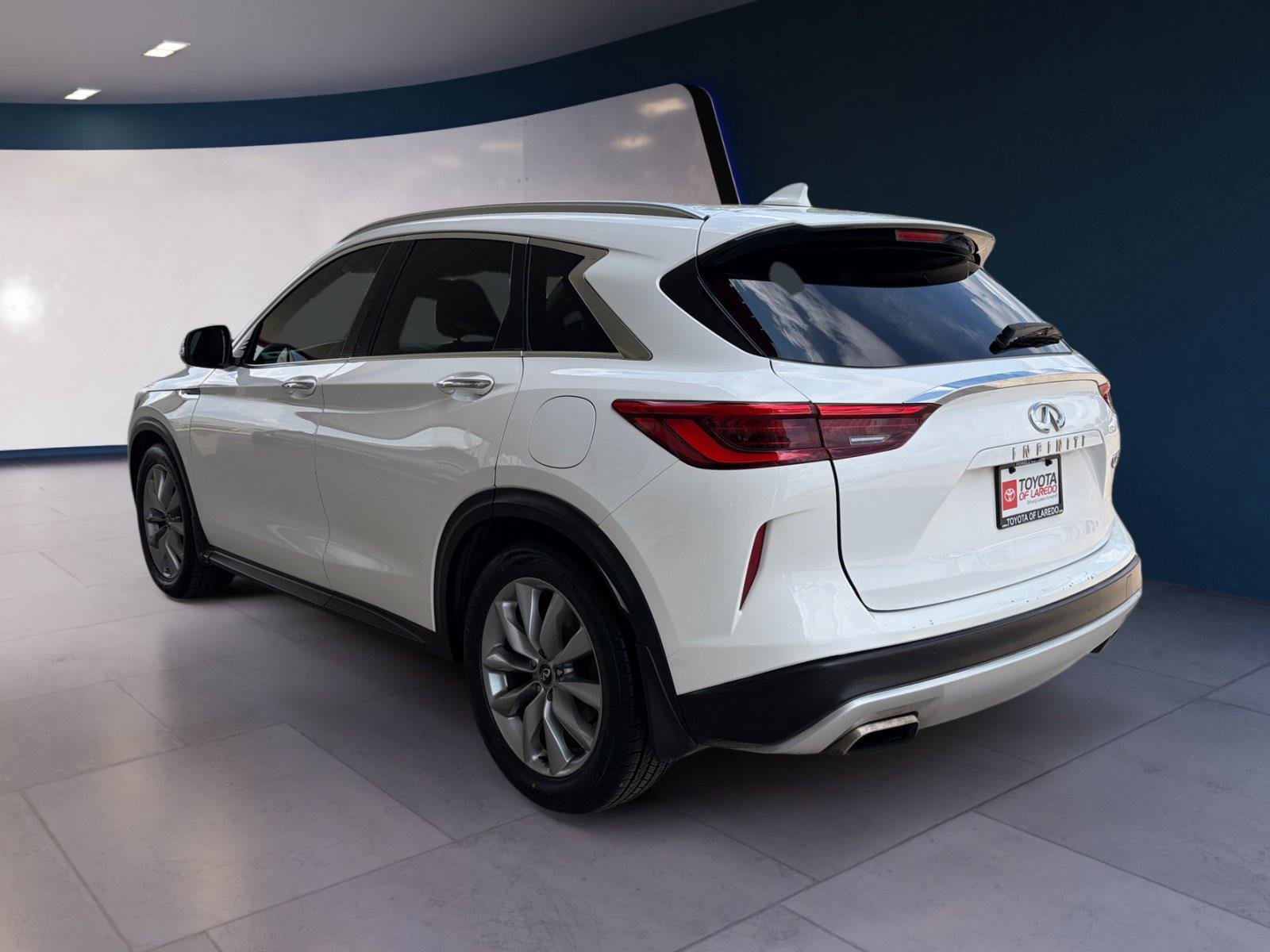 Used 2019 Lunar White INFINITI LUXE image 3