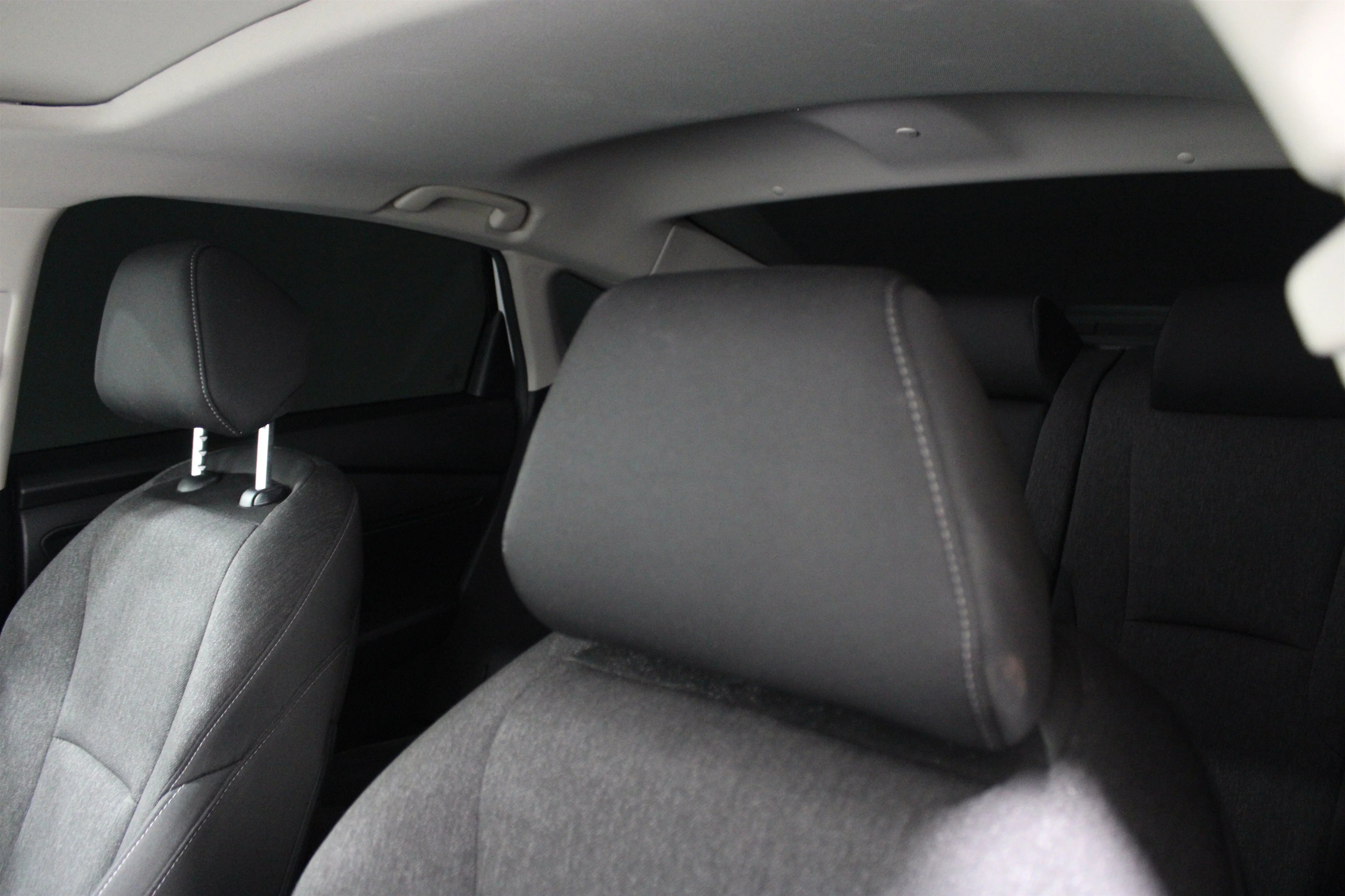 Used 2025 White Honda SE image 5