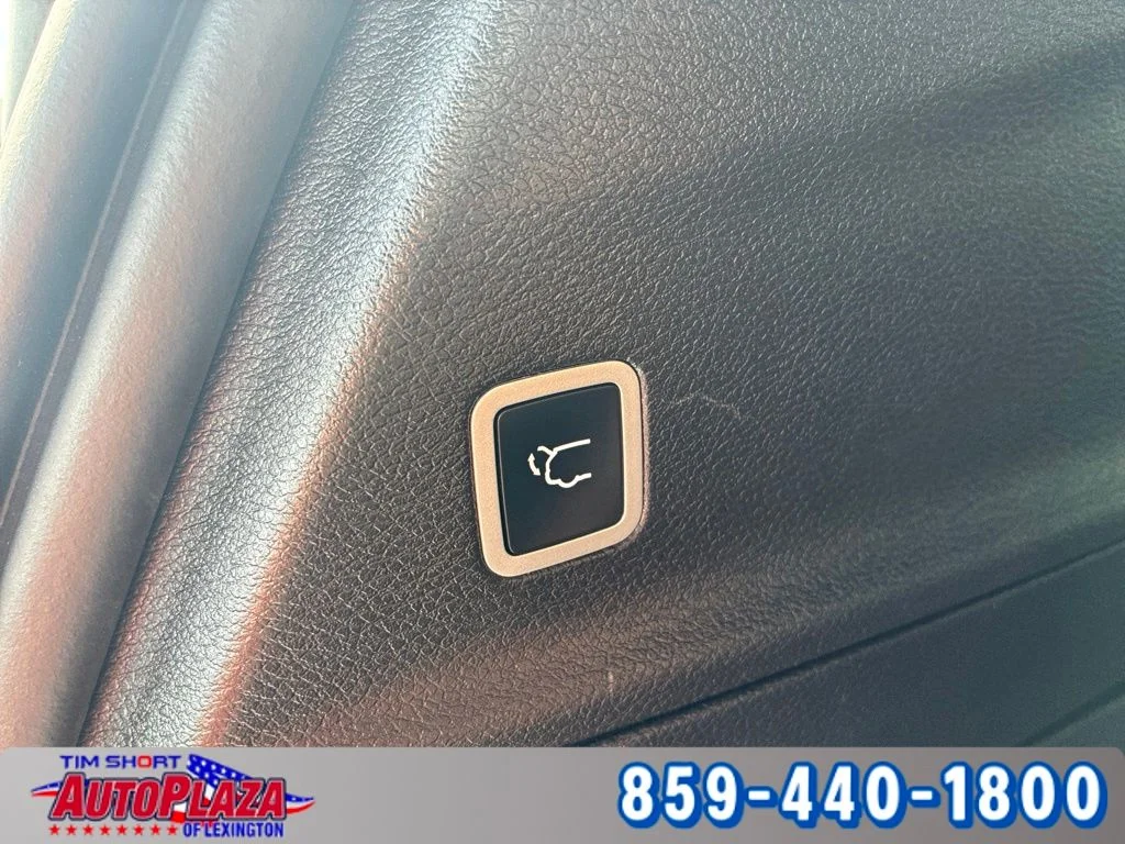 Used 2025 White Chrysler Select image 19