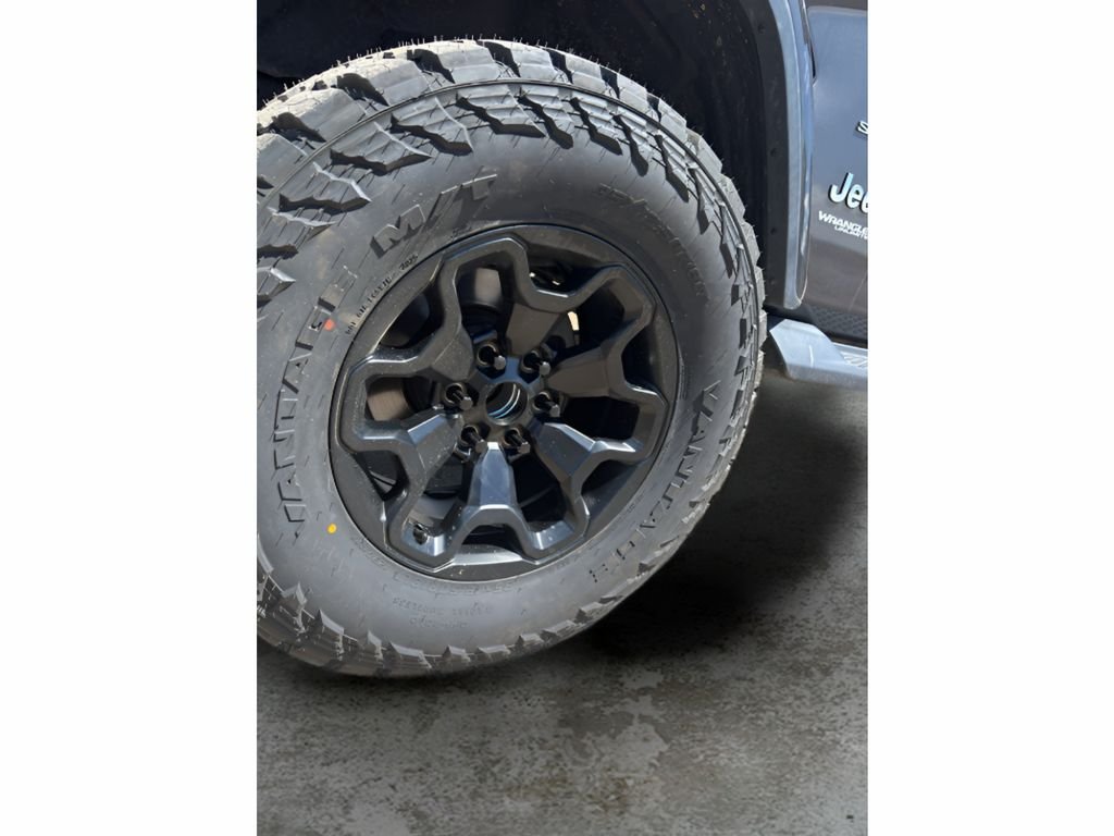 Used 2020 Granite Crystal Metallic Clearcoat Jeep Sahara image 29