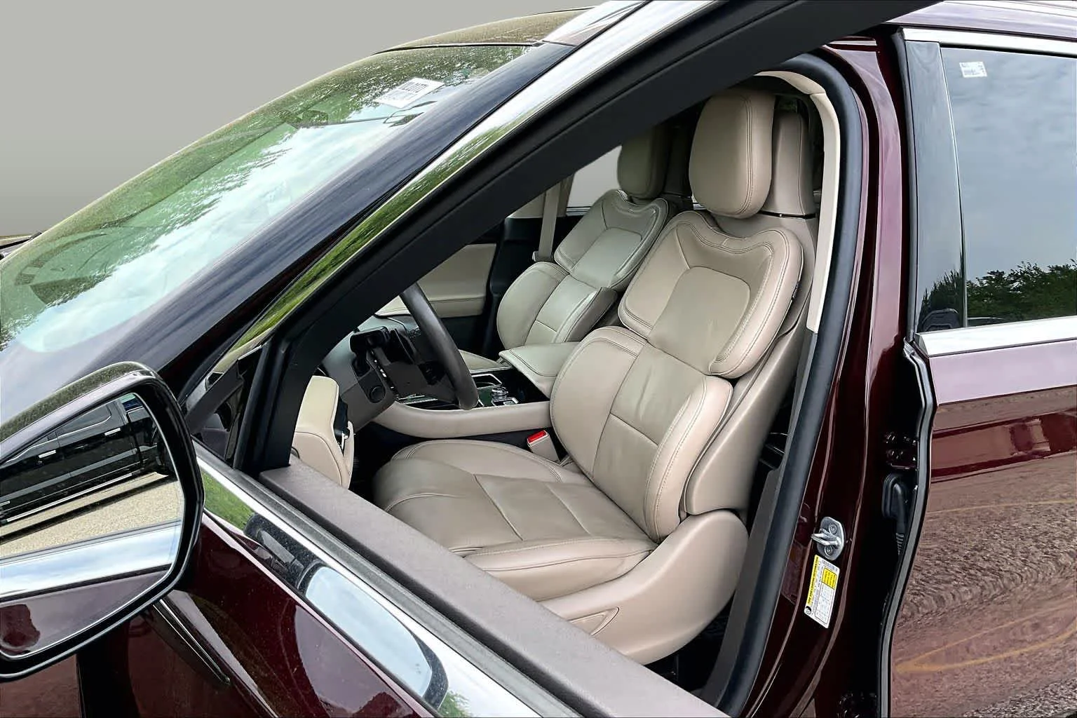 Used 2022 Burgundy Velvet Metallic Tinted Clearcoat Lincoln Grand Touring image 9