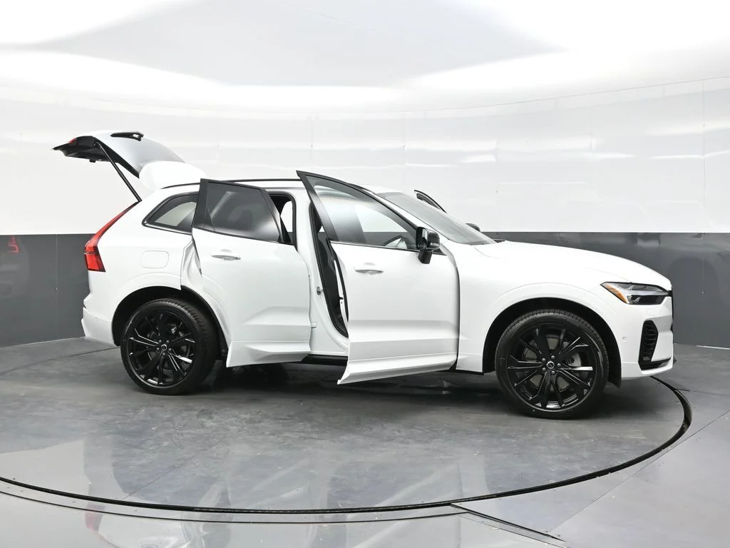 New 2026 Crystal White Volvo T8 Ultra Black Edition image 44
