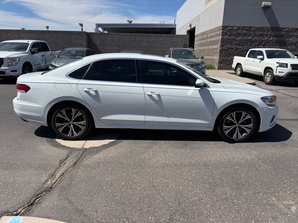 Used 2022  Volkswagen 2.0T SE image 2