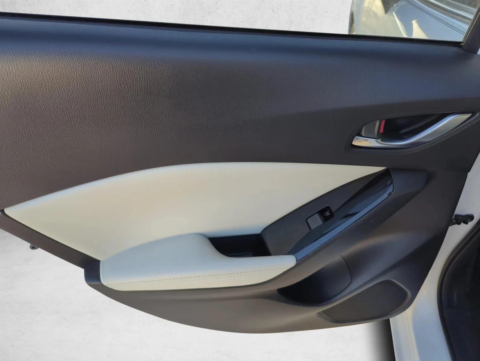 Used 2018 Snowflake White Pearl Mica Mazda Grand Touring image 9
