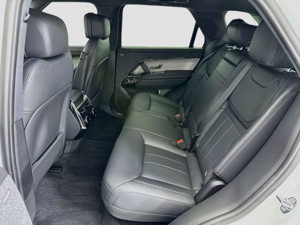 Used 2024 Fuji White Land Rover SE image 19