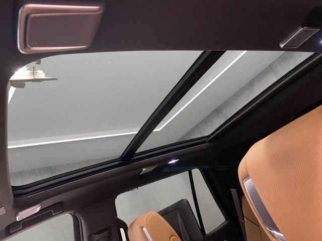 Used 2025  Cadillac Premium Luxury image 4