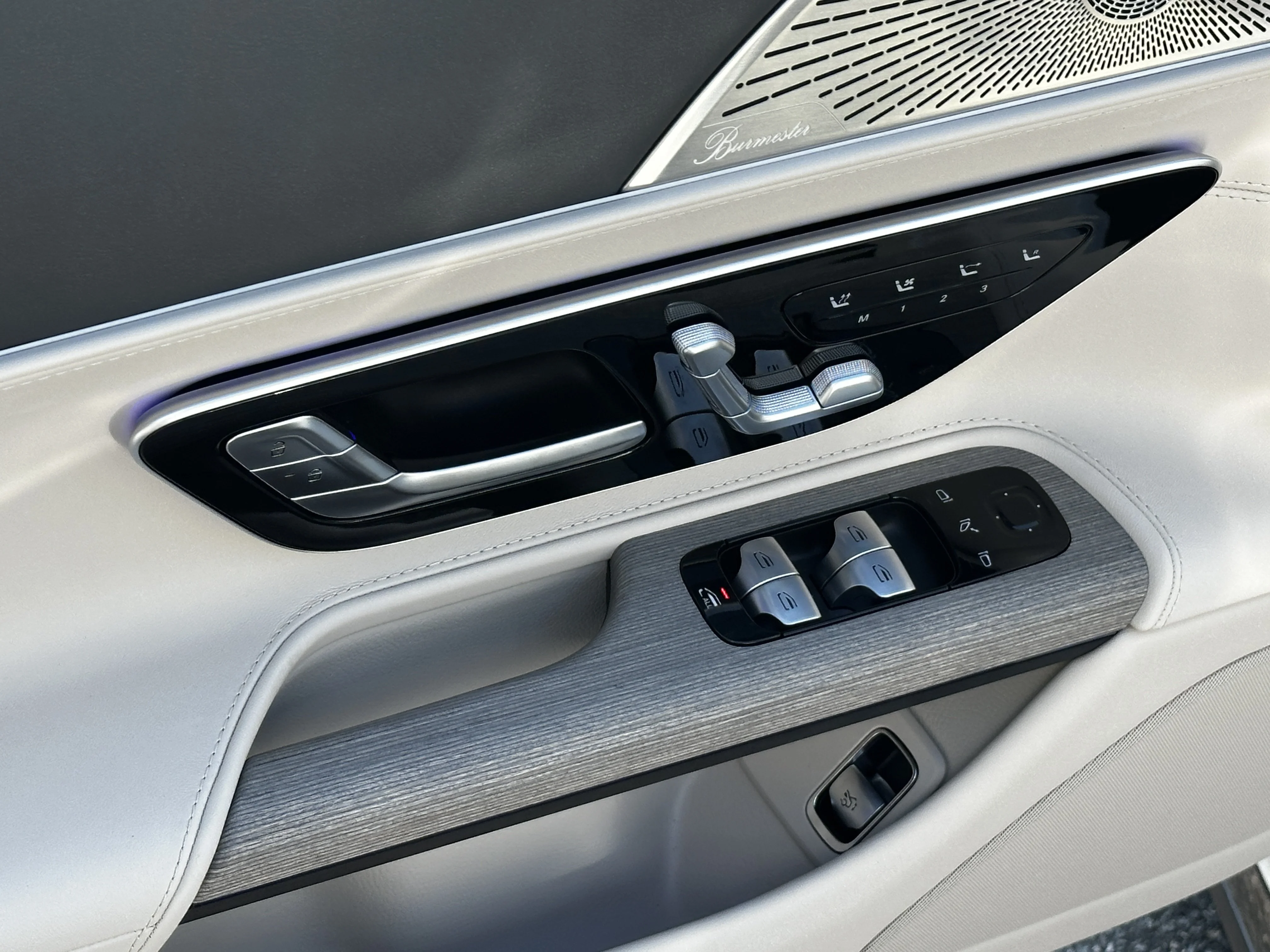 New 2026 MANUFAKTUR Moonlight White Metallic Mercedes-Benz AMG® SL 43 image 12