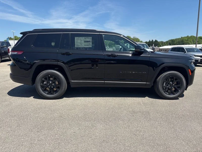 New 2026 Diamond Black Crystal Pearl-Coat Exterior Paint Jeep Altitude image 2